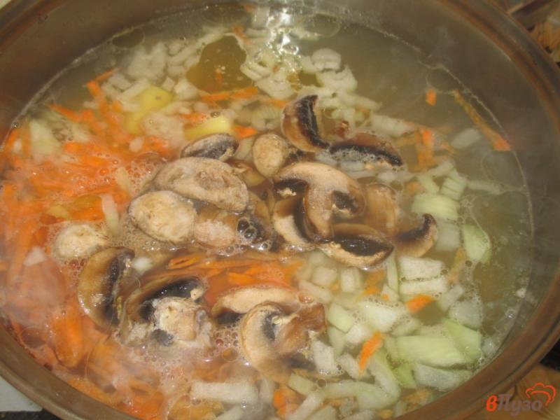 Фото приготовление рецепта: Куриный суп с грибами и паприкой шаг №2