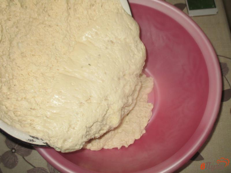 Фото приготовление рецепта: Пирог с вишней и клубникой шаг №3