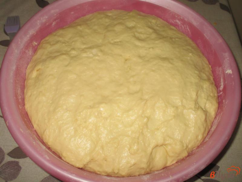 Фото приготовление рецепта: Пирог с вишней и клубникой шаг №7