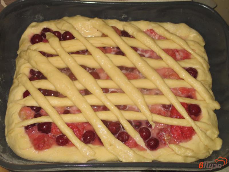 Фото приготовление рецепта: Пирог с вишней и клубникой шаг №12