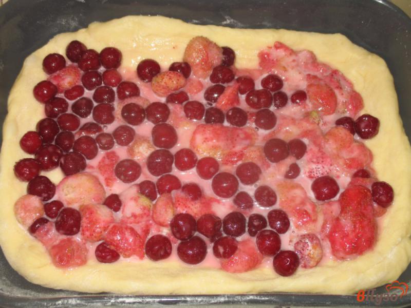 Фото приготовление рецепта: Пирог с вишней и клубникой шаг №11