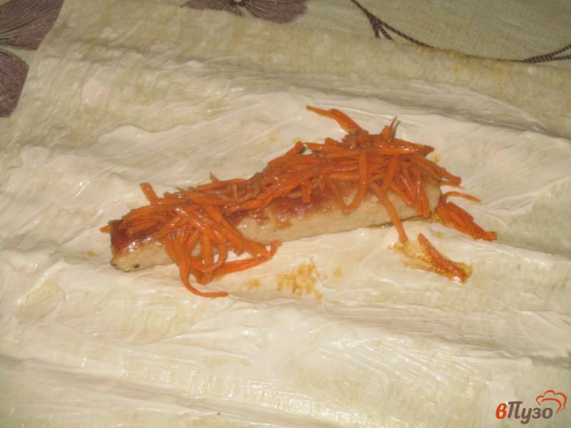 Фото приготовление рецепта: Конвертики из лаваша с чевапчичи и морковью по-корейски шаг №2
