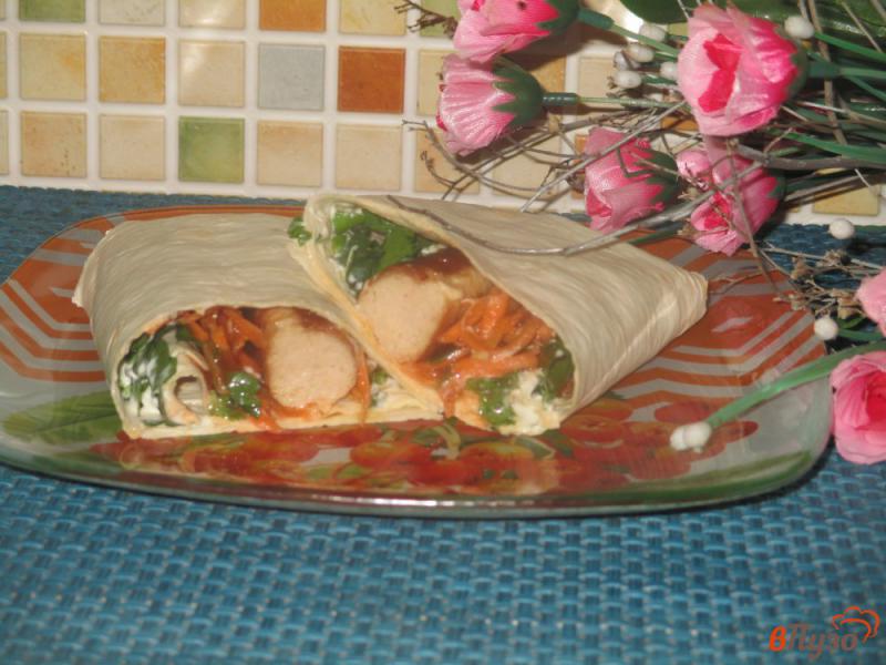 Фото приготовление рецепта: Конвертики из лаваша с чевапчичи и морковью по-корейски шаг №4