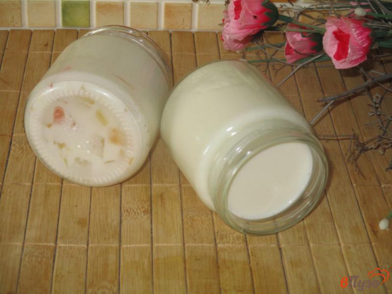 Фото приготовление рецепта: Домашний йогурт с тропическим коктейлем шаг №6