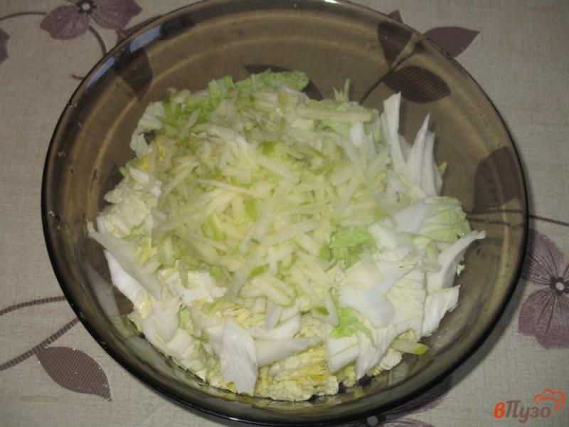 Фото приготовление рецепта: Салат «Зеленый» с яблоком шаг №2