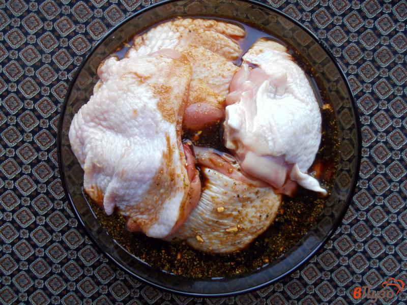 Фото приготовление рецепта: Куриные бедра на мангале шаг №4