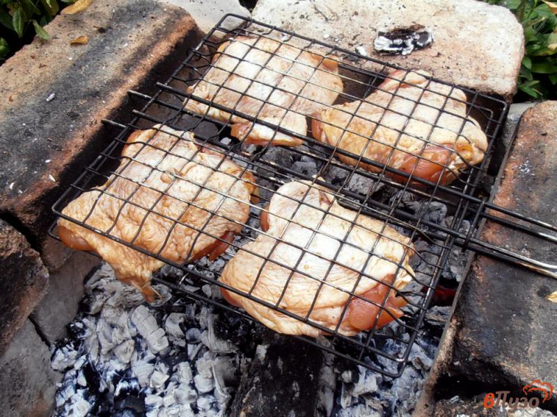 Фото приготовление рецепта: Куриные бедра на мангале шаг №5