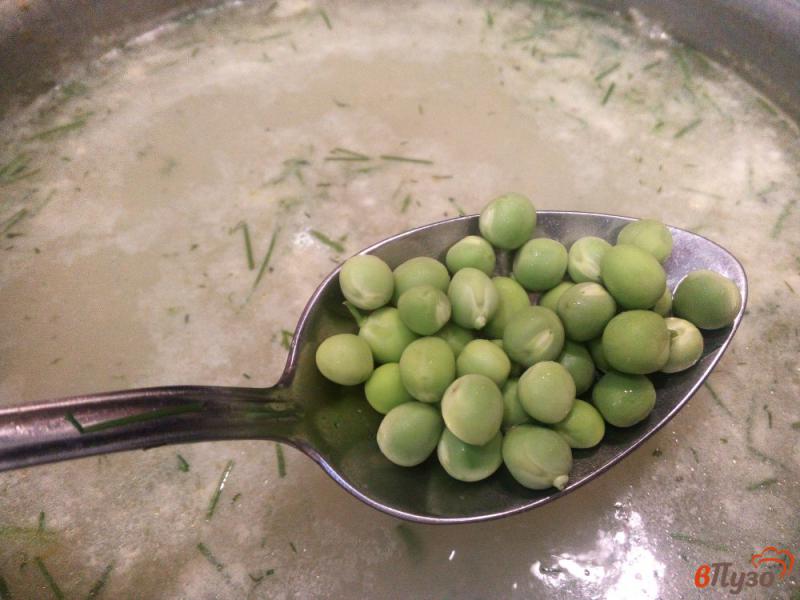 Фото приготовление рецепта: Рисовый суп с зеленым горошком и овощами шаг №6