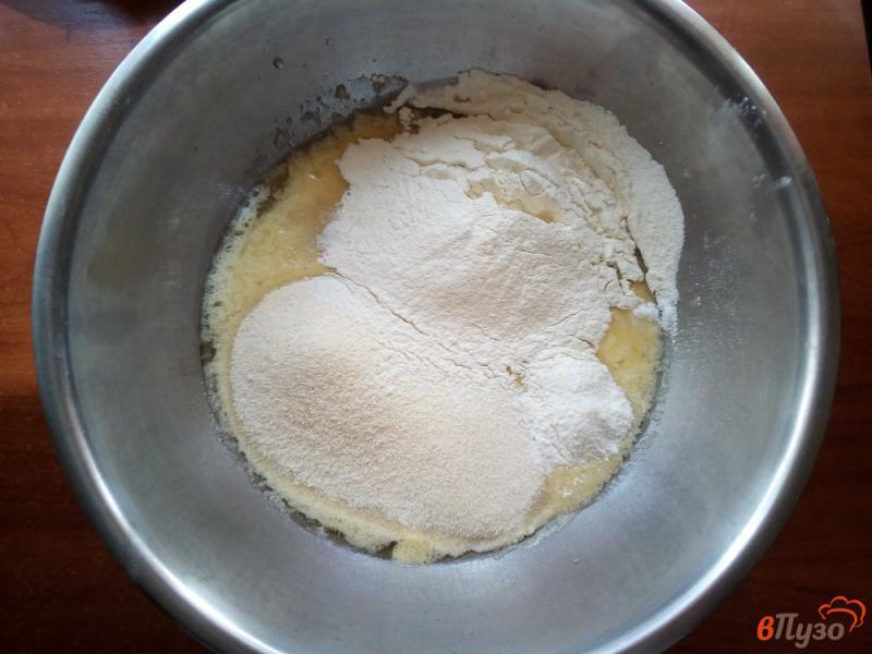 Фото приготовление рецепта: Пирог с манной крупой и ягодами шаг №3