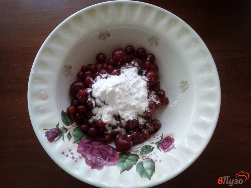 Фото приготовление рецепта: Пирог с манной крупой и ягодами шаг №4