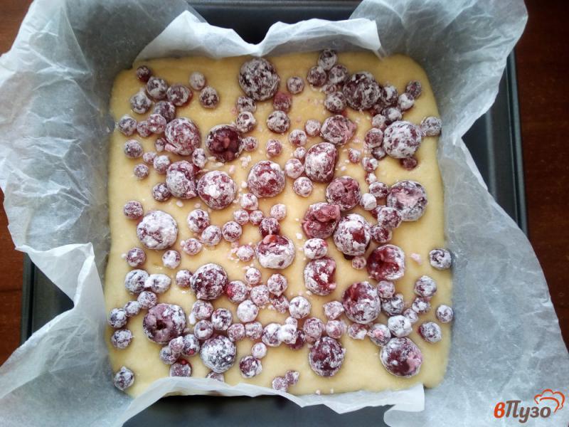Фото приготовление рецепта: Пирог с манной крупой и ягодами шаг №5