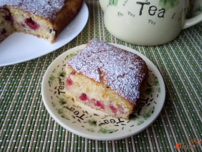 Фото приготовление рецепта: Пирог с манной крупой и ягодами шаг №8
