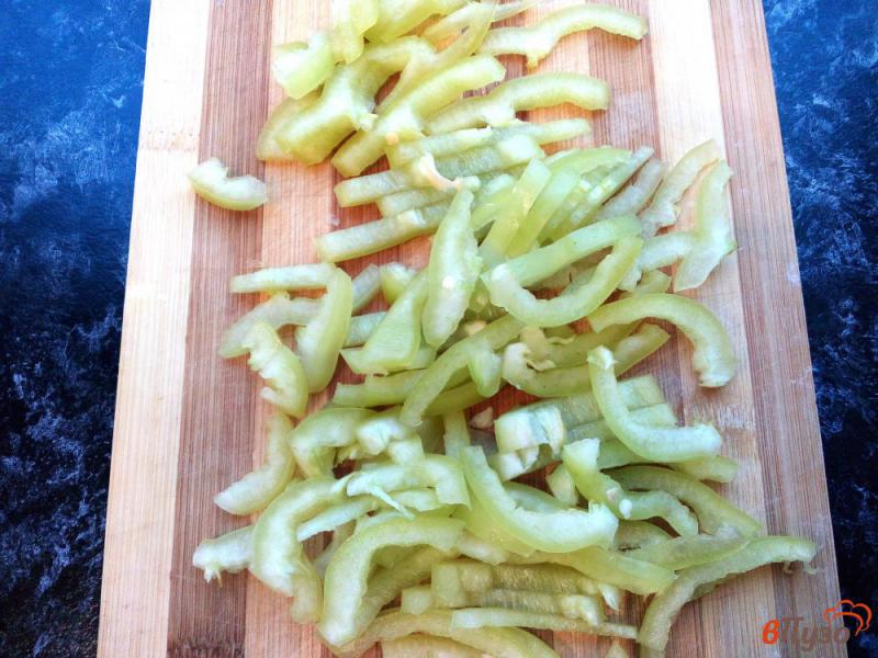 Фото приготовление рецепта: Кабачковое рагу с чесночными стрелками на сковороде шаг №3