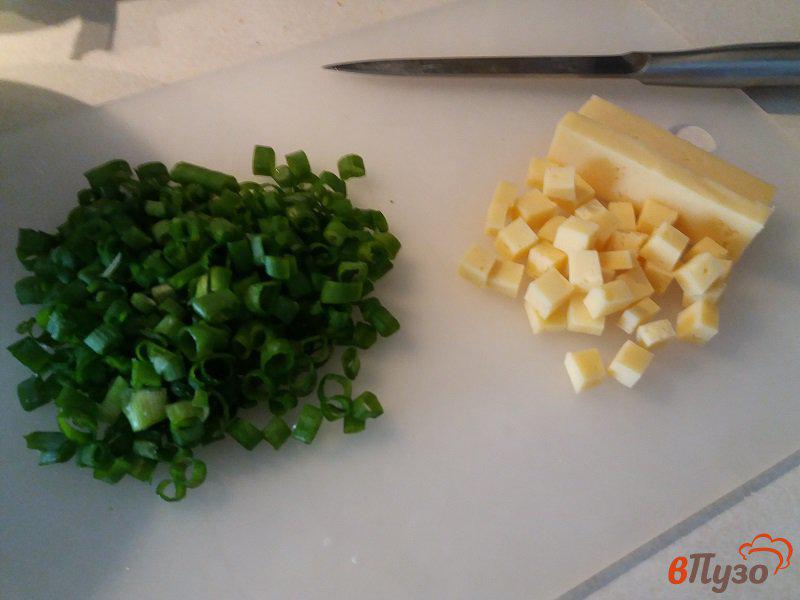 Фото приготовление рецепта: Котлеты с сыром и зеленым луком в кунжутной панировке шаг №3