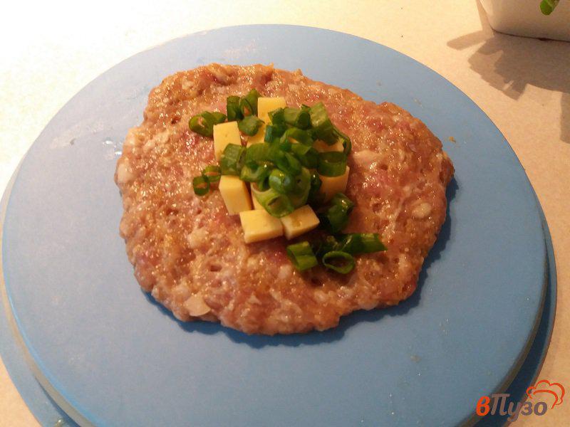 Фото приготовление рецепта: Котлеты с сыром и зеленым луком в кунжутной панировке шаг №4