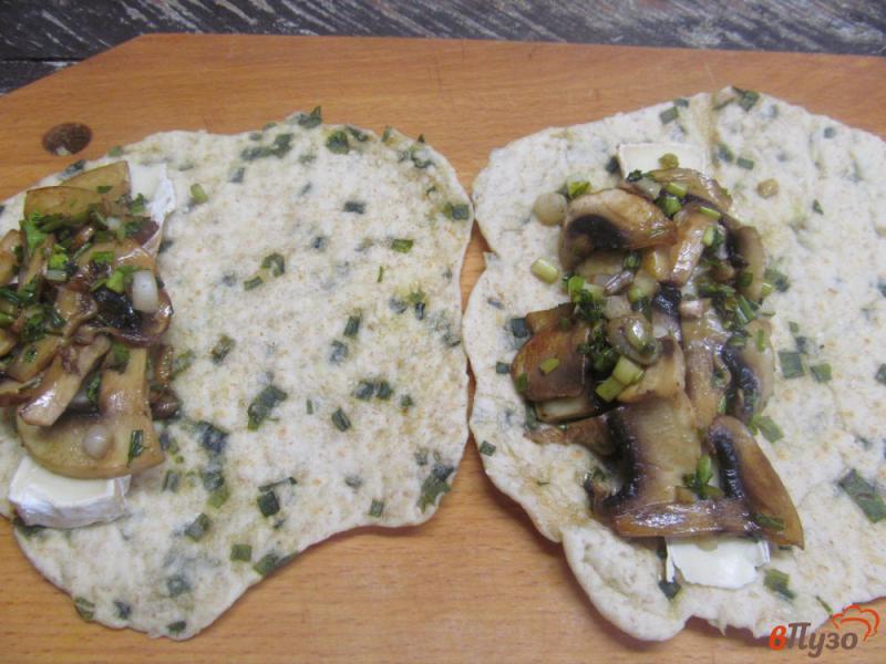 Фото приготовление рецепта: Лепешки с начинкой из грибов и сосисок шаг №3
