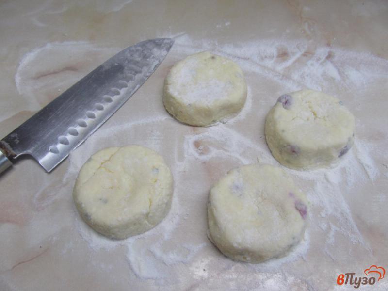 Фото приготовление рецепта: Сырники на рисовой муке с малиной шаг №5