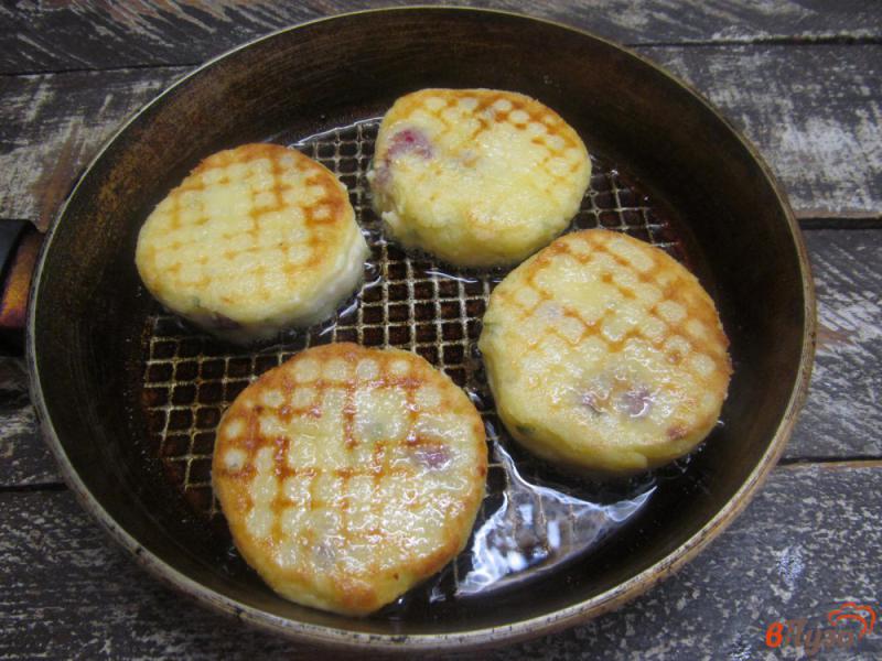 Фото приготовление рецепта: Сырники на рисовой муке с малиной шаг №6