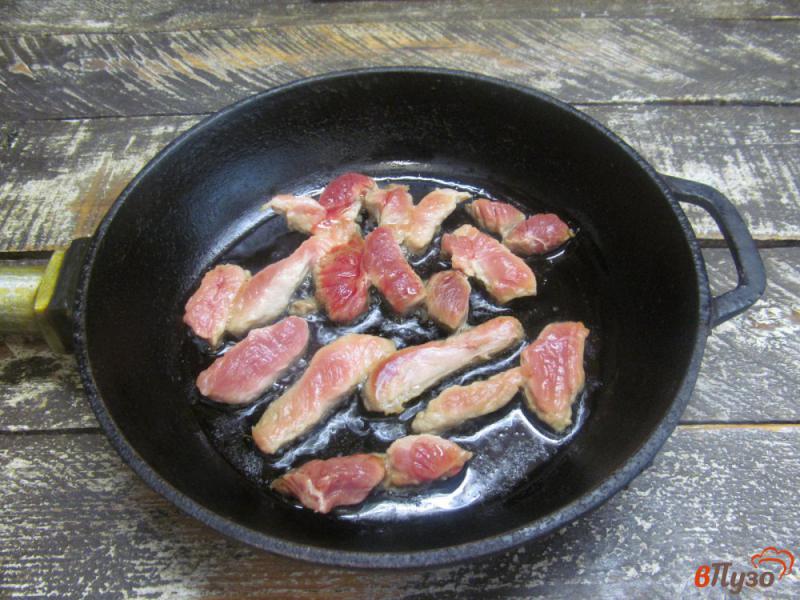 Фото приготовление рецепта: Тушеное мясо свинины с овощами и кукурузой шаг №2