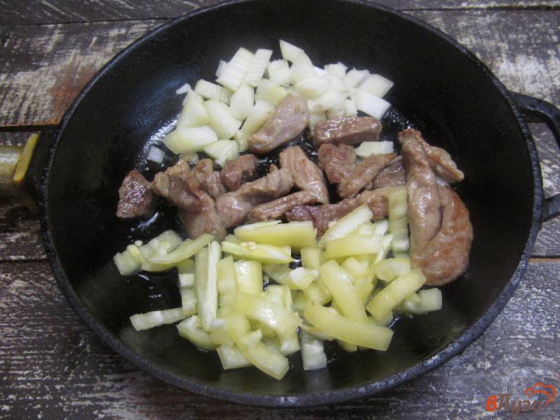 Фото приготовление рецепта: Тушеное мясо свинины с овощами и кукурузой шаг №3