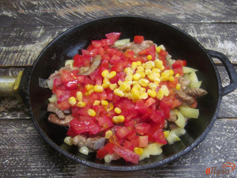 Фото приготовление рецепта: Тушеное мясо свинины с овощами и кукурузой шаг №4