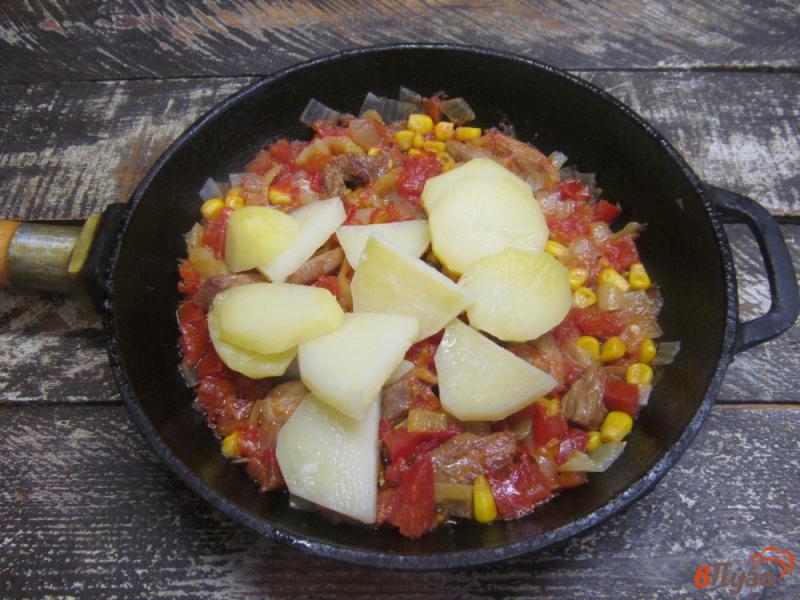 Фото приготовление рецепта: Тушеное мясо свинины с овощами и кукурузой шаг №5