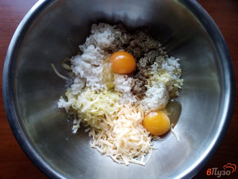 Фото приготовление рецепта: Запеканка из риса и кабачка с мясными шариками шаг №3
