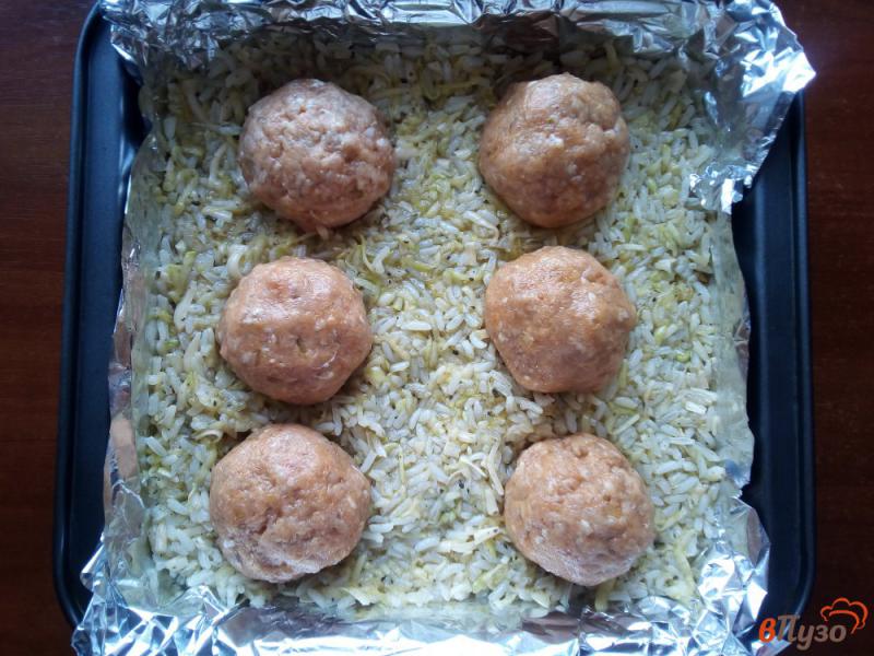 Фото приготовление рецепта: Запеканка из риса и кабачка с мясными шариками шаг №7