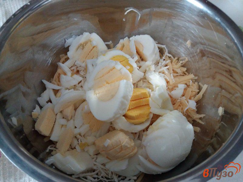 Фото приготовление рецепта: Пирог с сыром,  яйцом и зелёным луком шаг №4