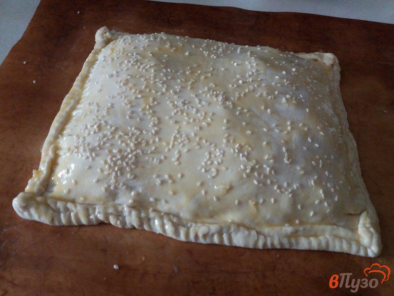 Фото приготовление рецепта: Пирог с сыром,  яйцом и зелёным луком шаг №9
