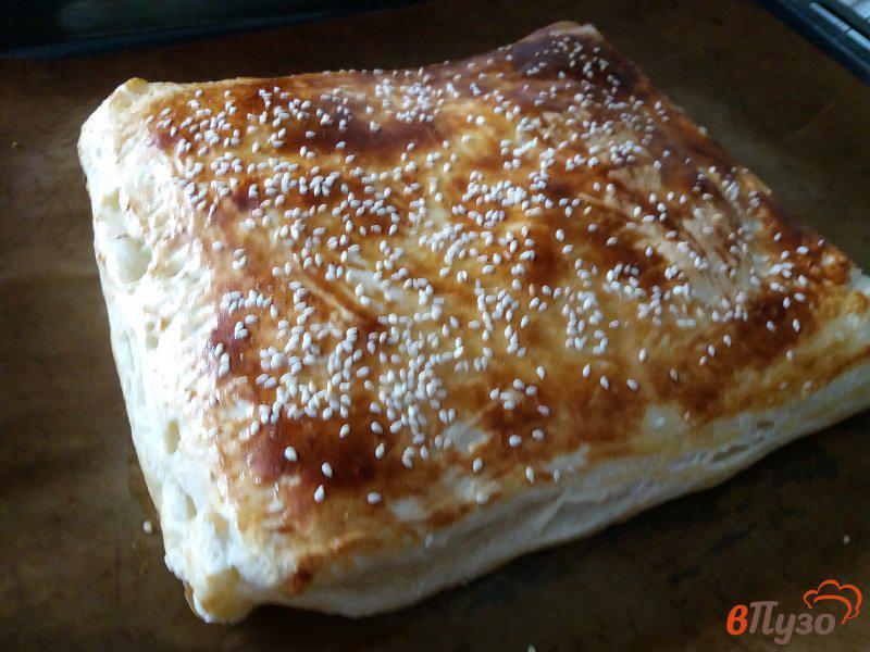Фото приготовление рецепта: Пирог с сыром,  яйцом и зелёным луком шаг №10