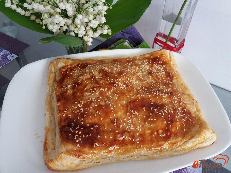Фото приготовление рецепта: Пирог с сыром,  яйцом и зелёным луком шаг №12