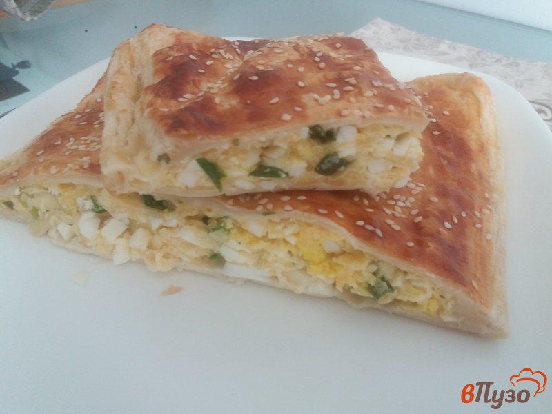 Фото приготовление рецепта: Пирог с сыром,  яйцом и зелёным луком шаг №13
