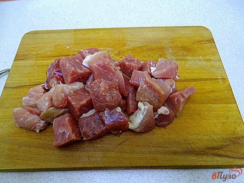 Фото приготовление рецепта: Жаркое со свининой, картофелем и фасолью шаг №2