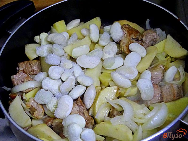 Фото приготовление рецепта: Жаркое со свининой, картофелем и фасолью шаг №5