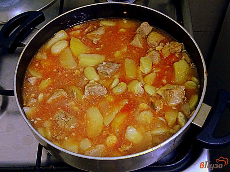 Фото приготовление рецепта: Жаркое со свининой, картофелем и фасолью шаг №7