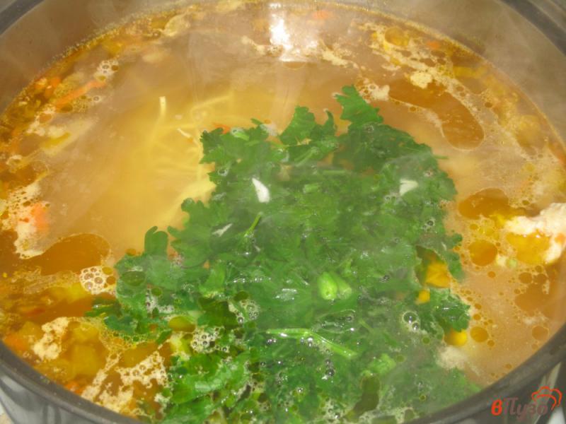Фото приготовление рецепта: Куриный суп с вермишелью шаг №5
