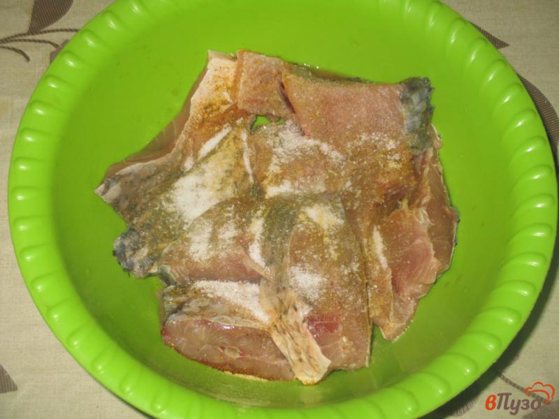 Фото приготовление рецепта: Жареная рыба с зеленым луком шаг №2