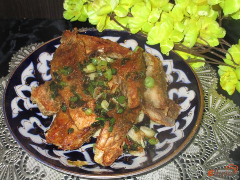 Фото приготовление рецепта: Жареная рыба с зеленым луком шаг №6
