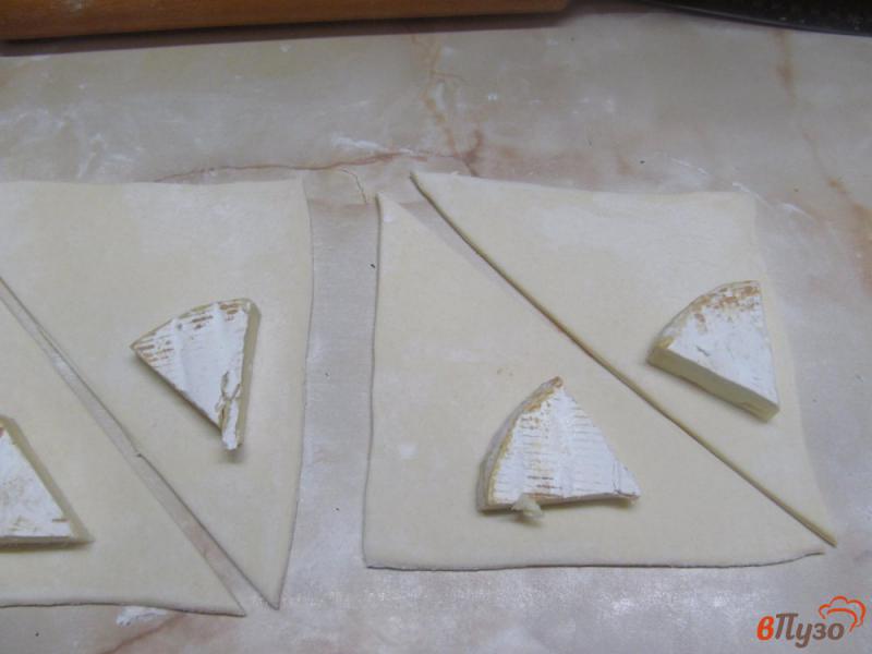 Фото приготовление рецепта: Слоеные пирожки с сыром и малиной шаг №2