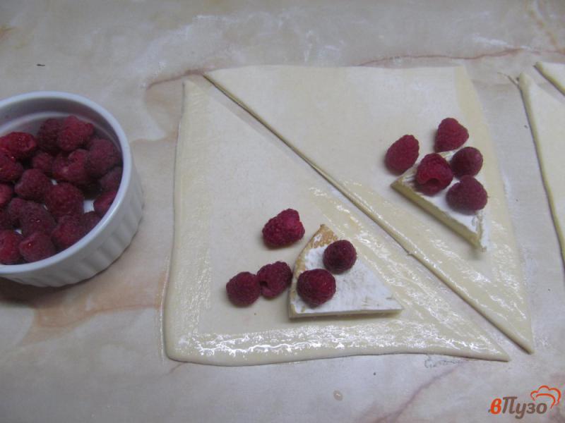 Фото приготовление рецепта: Слоеные пирожки с сыром и малиной шаг №3