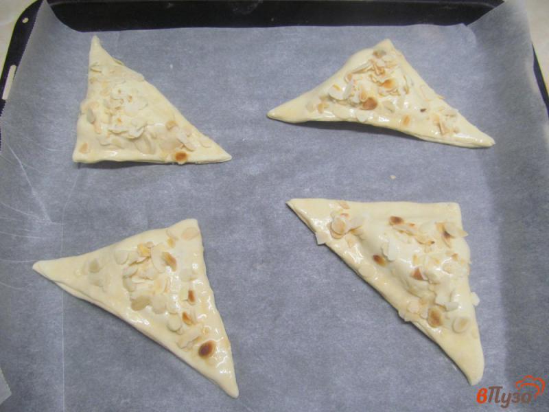 Фото приготовление рецепта: Слоеные пирожки с сыром и малиной шаг №4