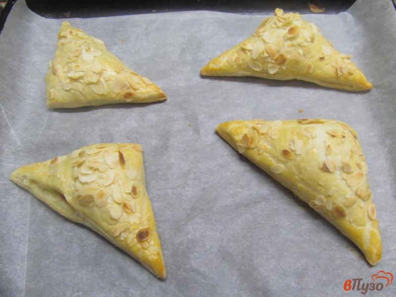 Фото приготовление рецепта: Слоеные пирожки с сыром и малиной шаг №5