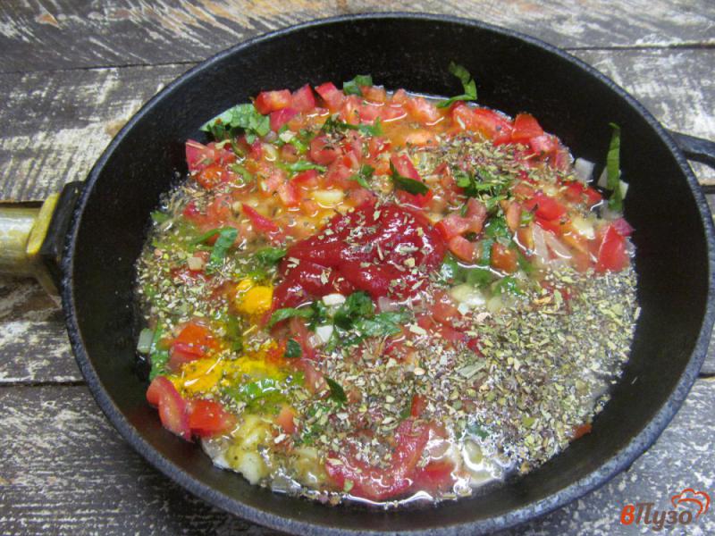 Фото приготовление рецепта: Вареные яйца в томатном соусе шаг №3