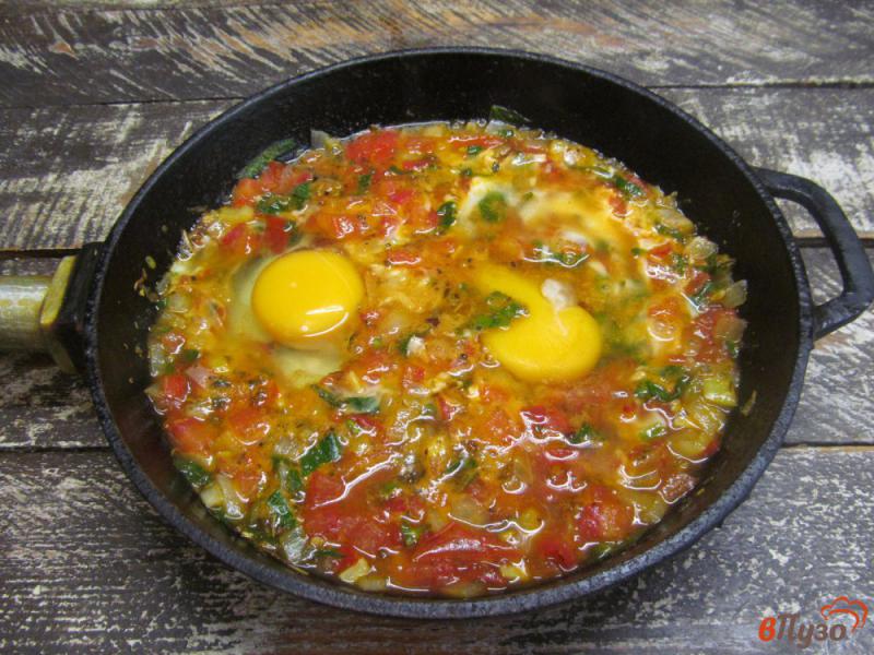 Фото приготовление рецепта: Вареные яйца в томатном соусе шаг №4
