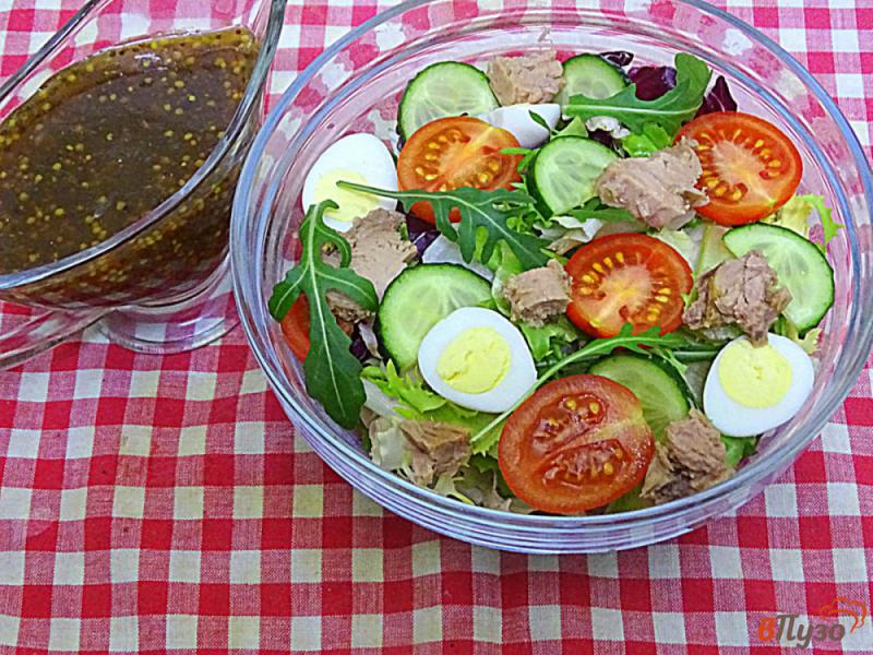 Фото приготовление рецепта: Салатный микс с тунцом и овощами шаг №7