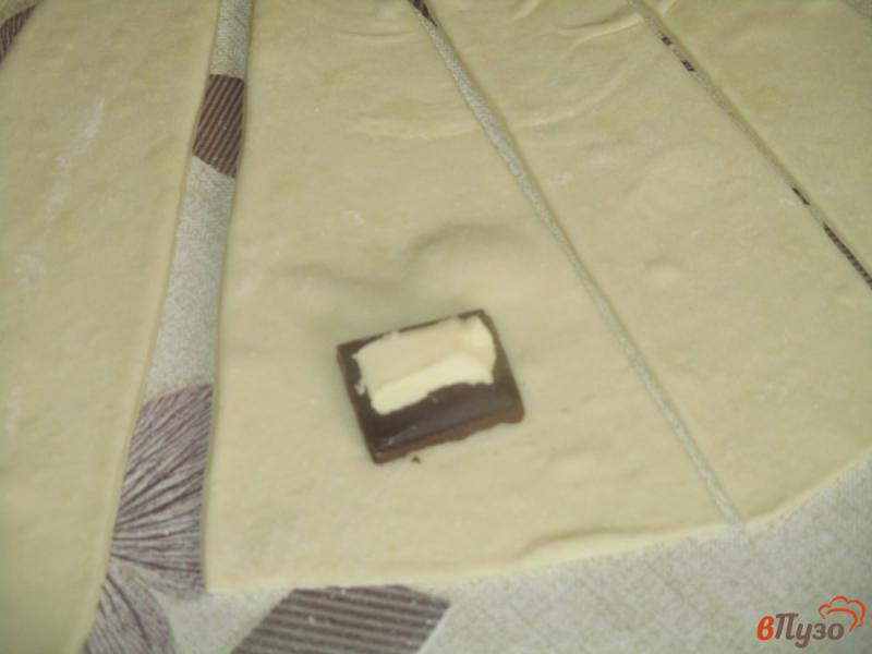 Фото приготовление рецепта: Слоеные круассаны с шоколадом шаг №9