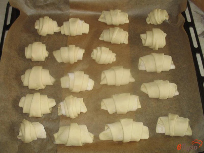 Фото приготовление рецепта: Слоеные круассаны с шоколадом шаг №10