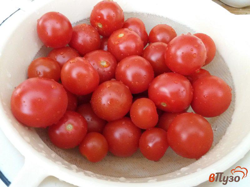 Фото приготовление рецепта: Расплющенный салат из помидор черри шаг №2