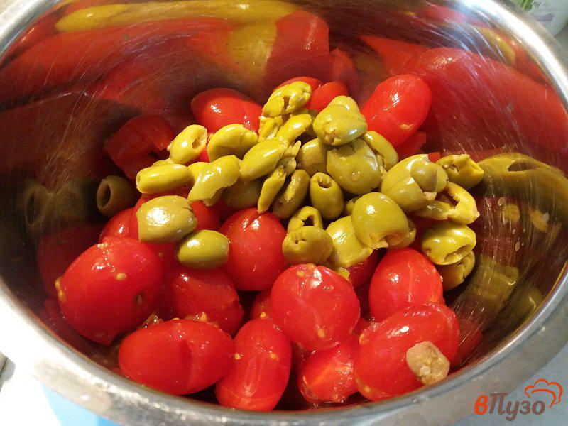 Фото приготовление рецепта: Расплющенный салат из помидор черри шаг №7